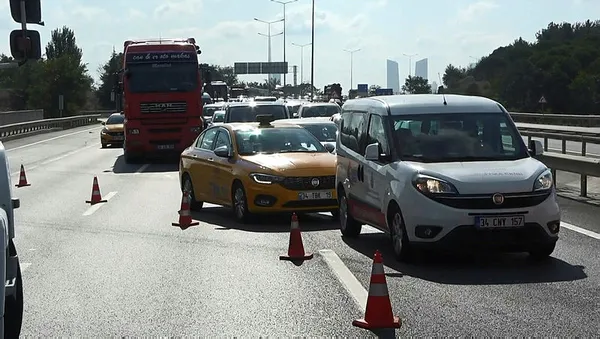 istanbulda-trafigi-durma-noktasina-getiren-kaza-1600156481881.jpg
