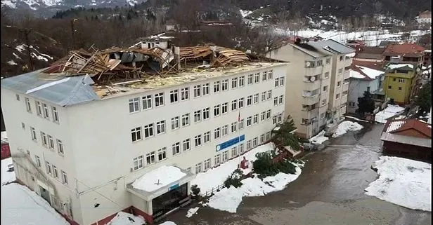 Bartın’da fırtına okul çatısını uçurdu