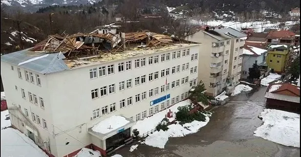 Bartın'da fırtına okul çatısını uçurdu