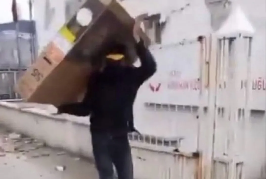 Depremin ardından yardıma koşarken onlar yağma yaptı!