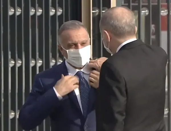 Başkan Erdoğan, törenle karşıladığı Irak Başbakanı Kazımi'nin yakasını düzeltti-1