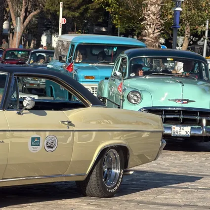 Klasik otomobiller Bodrum sokaklarını renklendirdi: 150 bin dolarlık klasik ilgi odağı oldu