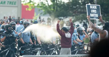 George Floyd’un polis tarafından boğularak öldürülmesinin ardından ABD savaş alanına döndü! Türk düşmanı medya sessiz