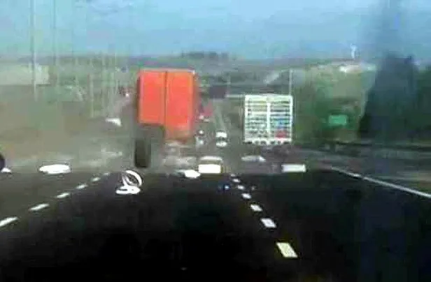 İzmir-Aydın otobanında korkutan anlar! Kontrolünü kaybeden TIR böyle savruldu-1