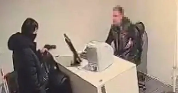 Döviz bürosuna silahlı soygun girişimi kamerada! Silahlı soyguncu böyle etkisiz hale getirildi