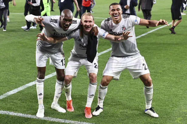 sampiyon-kim-oldu-son-dakika-super-ligde-hangi-takimlar-kume-dustu-iste-42-hafta-canli-puan-durumu-mac-sonuclari-1621109306192.jpg Şampiyon kim oldu son dakika: Süper Lig'de hangi takımlar küme düştü? İşte 42. hafta canlı puan durumu maç sonuçları-8