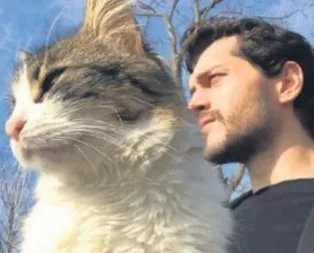 Yakışıklı oyuncu Alperen Duymazın kedili paylaşımına beğeni yağdı