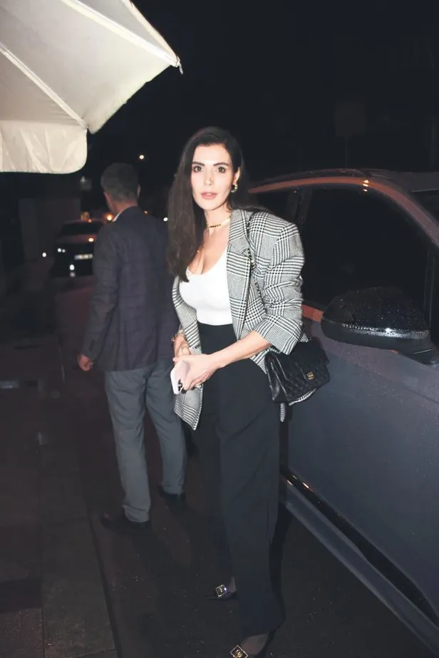 sahne-asiklarin-rapci-sefoyu-yeni-sevgilisi-melisa-dongel-en-onden-izledi-1679081151185.jpeg Sahne aşıkların! Rapçi Sefo’yu, yeni sevgilisi Melisa Döngel en önden izledi-5