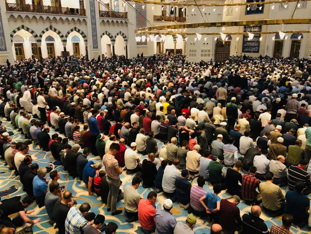 İstanbul'da ilk teravih namazı kılındı!-2