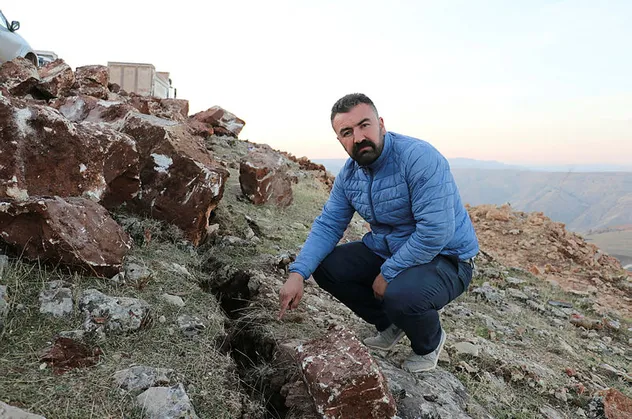 SON DAKİKA: Siirt depreminin ardından derin yarıklar oluştu! '45 dakika önce buhar çıktığını gördük'