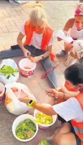 orman-yanginlarinin-ardindan-tum-turkiye-tek-yurek-oldu-unluler-her-koseye-yardima-kostu-1628283379330.jpeg Orman yangınlarının ardından tüm Türkiye tek yürek oldu! Ünlüler her köşeye yardıma koştu-4