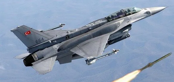 Diyarbakır'da eğitim uçuşu için havalanan F-16 tipi savaş uçağı inişi sırasında Sur ilçesinin Çarıklı köyü yakınlarında