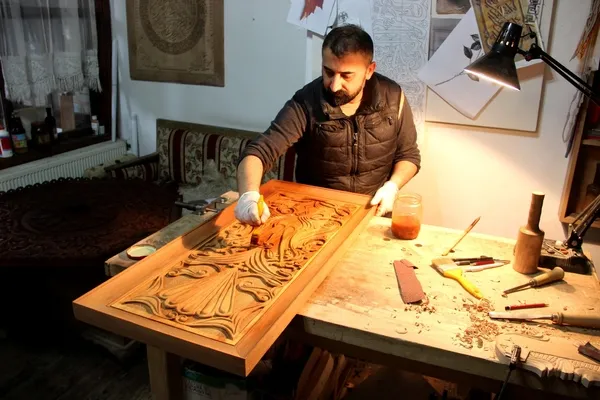 turkiyede-sayili-ustalardan-igneyle-ahsabi-oyup-sekil-veriyor-teknolojik-alet-kullanmiyor-1644225580413.jpg Türkiye'de sayılı ustalardan! İğneyle ahşabı oyup şekil veriyor: Teknolojik alet kullanmıyor-4