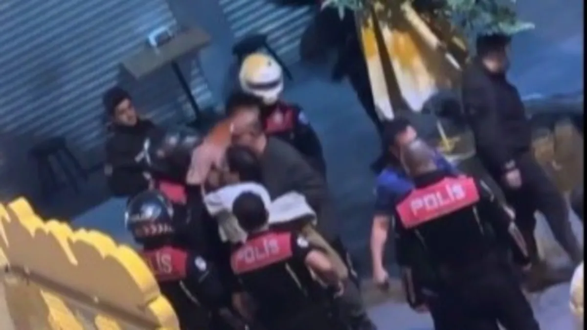 İzmir'de skandal olay! Kavgayı ayıran polise saldırıp kafa attı