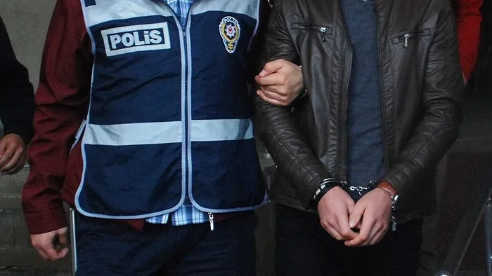 istanbul-merkezli-16-ildeki-dolandiricilik-operasyonu-41-supheli-yakalandi-1705396463617.jpeg İstanbul merkezli 16 ilde "dolandırıcılık" operasyonu: 41 şüpheli yakalandı-3