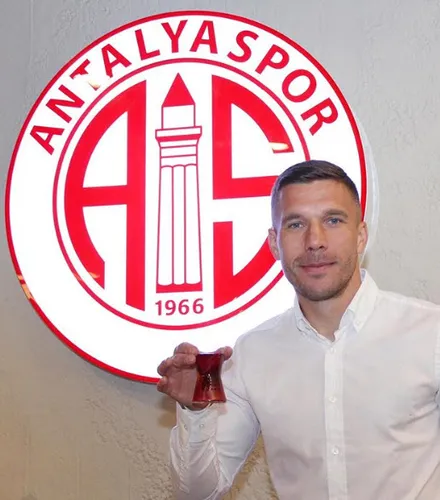 Antalyasporlu Lukas Podolski'den Gaziantep baklavasıyla 'evde kal' çağrısı-2