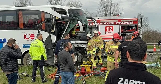 TEM’de can pazarı: Yolcu otobüsü hem tıra hem bariyere çarptı!