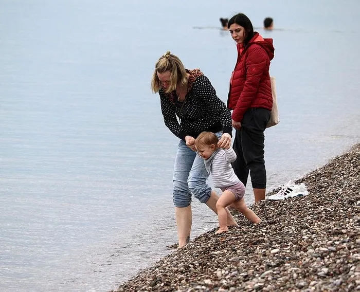 ocak-ayinda-deniz-girdiler-antalyada-turistler-sahile-kostu-1704109707757.jpeg Ocak ayında deniz girdiler: Antalya'da turistler sahile koştu-4
