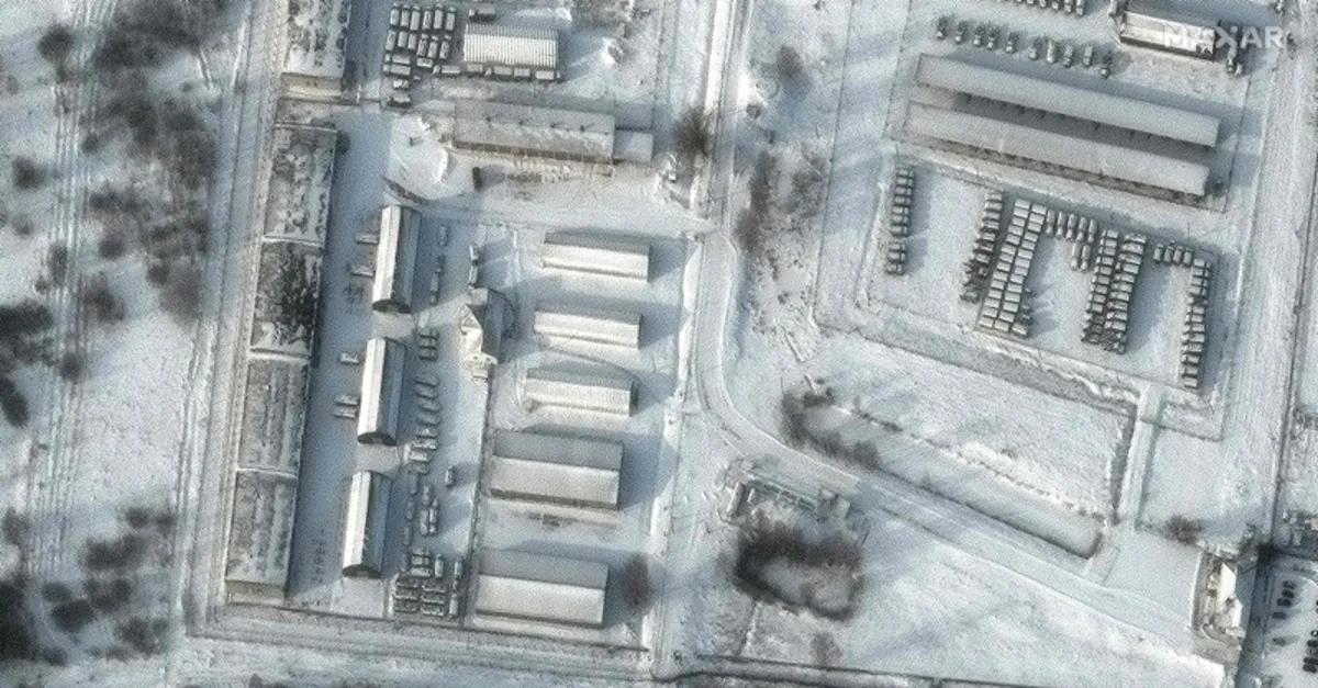 Rusya’nın Ukrayna sınırına yığdığı askeri birlikler uydudan görüntülendi