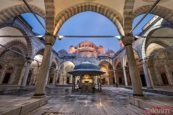 İlk çift eksenli ve simetrik cami olma özelliğini taşıyan kare planlı caminin üzeri, yarım küre biçiminde büyük bir kubbe ile çevresinde 4 yarım kubbeyle...