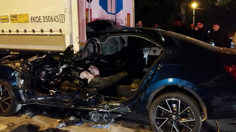 İstanbul'da feci kaza! Seyir halindeki araç TIR'a ok gibi saplandı