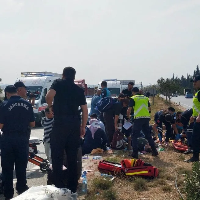 Antalya-Isparta yolunda yolcu midibüsü devrildi: 17 kişi yaralandı! Kaza anı güvenlik kamerasında