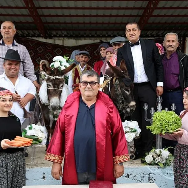 Antalya’da eşek düğünü: Gelinlik damatlık giydirdiler
