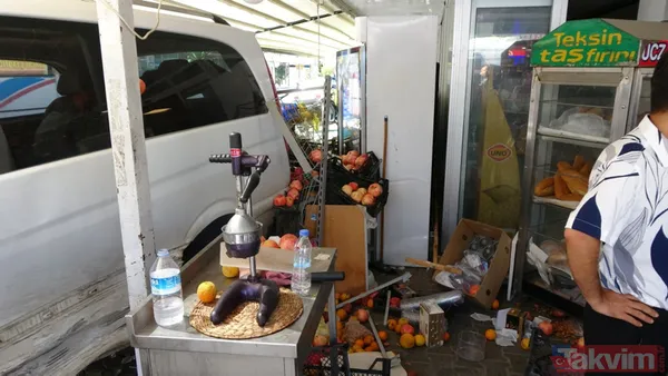 Antalya'da kaza! Panelvan minibüs manava daldı - 3