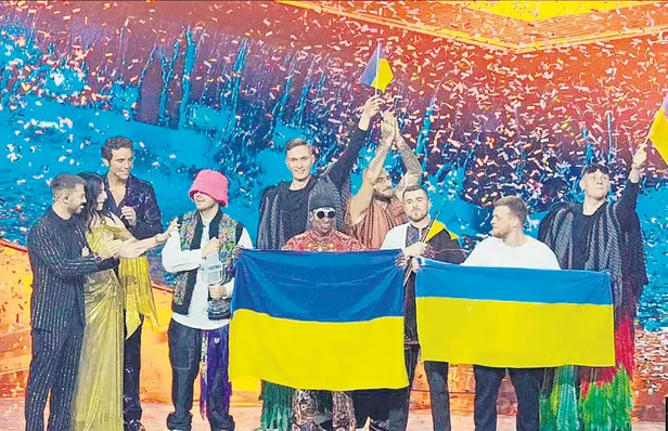 rusya-mariupoldeki-azovstal-celik-fabrikalarina-fosfor-bombasi-ile-bombaladi-1652650285152.jpg Rusya Mariupol’deki Azovstal çelik fabrikalarına fosfor bombası ile bombaladı-3