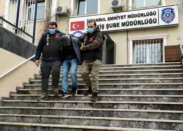 istanbulda-dehset-gecesi-sahte-polisler-hirsizlik-icin-girdikleri-evde-suriyeli-ahmad-rafik-olabiyi-bicaklayar-1645256783884.jpg