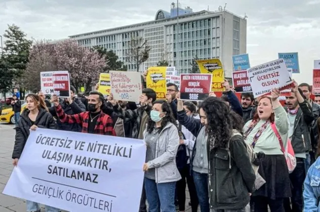 İBB'nin yüzde 40'lık ulaşım zammına tepkiler çığ gibi! İBB binasının önünde protesto: Ulaşım haktır satılamaz