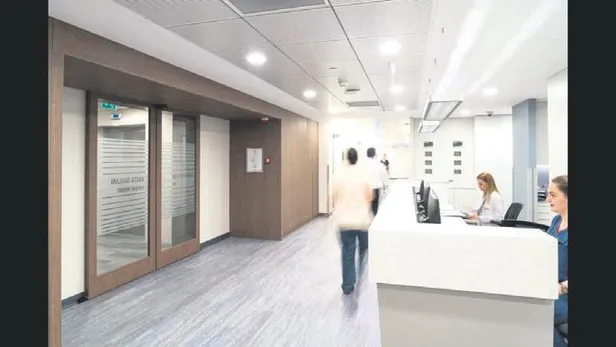 Oğlu Karan'ı kucağına alan Burak Özçivit Fahriye Evcen'in kaldığı katı kapattırarak mini bir servet harcadı-1