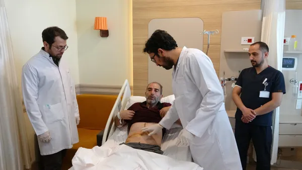 halsizlik-ve-bas-donmesi-sikayetiyle-gitti-karnindan-20-santimlik-kitle-cikarildi-1649935708526.jpg Halsizlik ve baş dönmesi şikayetiyle gitti karnından 20 santimlik kitle çıkarıldı-3