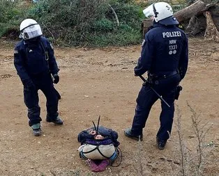 Alman polisi Hambach Ormanı’ndaki çevrecileri yaka paça dışarı attı