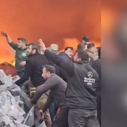 Şanlıurfa’da yanıcı maddelerin bulunduğu depoda yangın: Çevredeki iş yerleri tahliye edildi