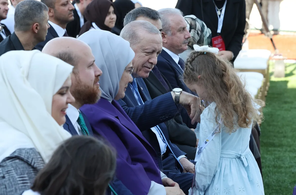 1782504482866.jpeg Başkan Erdoğan, torununa diplomasını kendi elleriyle verdi-2