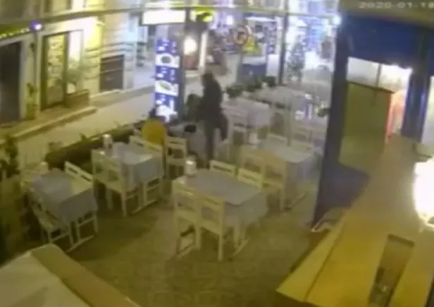 Son dakika: Muğla'da kadına şiddet dehşeti! Restoranda uçan tekmeli darp kamerada-1