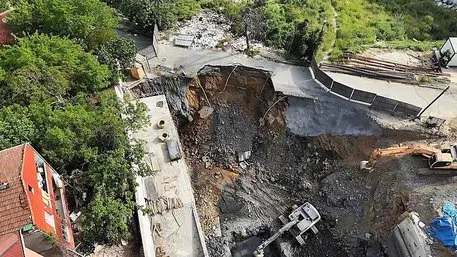 Gaziosmanpaşa’da yol çöktü