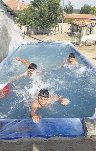 Ankara'da Ümit Eker traktör römorkunu çocukları için havuza çevirdi