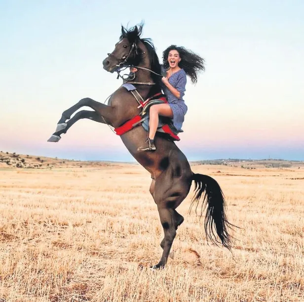 hercai-saha-kalkti-ebru-sahinden-at-ustunde-poz-1596834206655.jpeg