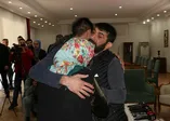 Diyarbakır'da evlat nöbetini sürdüren ailelerden biri daha evladına kavuştu! Muhteber Birlik PKK'dan kaçan oğlu Veysi'ye kavuştu