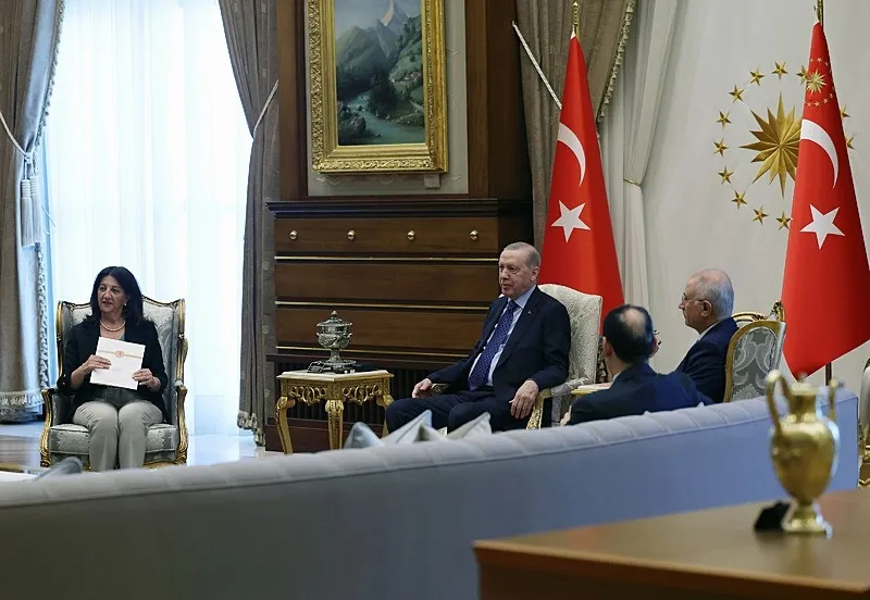 baskan-erdogan-dem-parti-imrali-heyetini-kabul-etti-cerceve-yasa-masada-1786634880072.jpeg Başkan Erdoğan DEM Parti İmralı heyetini kabul etti! Çerçeve yasa masada-2