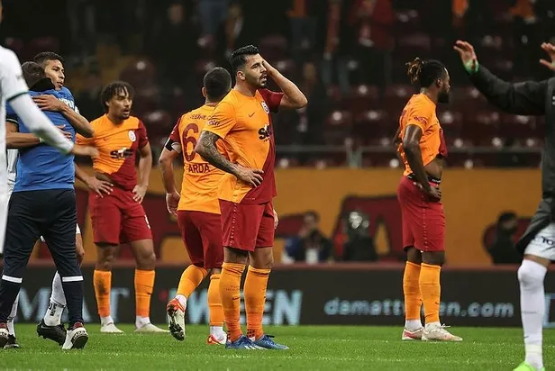 galatasarayda-husran-devam-ediyor-giresunspora-evinde-kaybedince-taraftar-stadi-istifa-sesleriyle-yikti-1641674685115.jpeg Galatasaray'da hüsran devam ediyor! Giresunspor'a evinde kaybedince taraftar stadı istifa sesleriyle yıktı-2