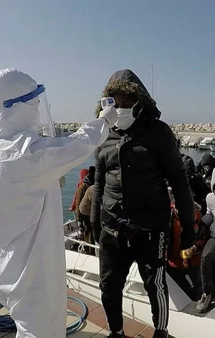 Çanakkale'de 33 kaçak göçmen kurtarıldı