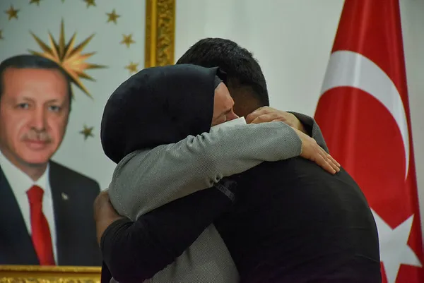evlat-nobetinde-bir-kavusma-daha-rusen-cetinin-oglu-erdal-cetinle-bulustu-1599653190918.jpg Evlat nöbetinde bir kavuşma daha! Ruşen Çetin’in oğlu Erdal Çetin'le buluştu-2