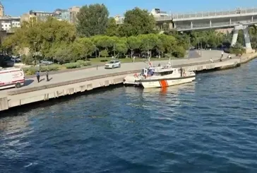 Haliç’te tur teknesi köprüye çarptı: Personel denizde ölü bulundu