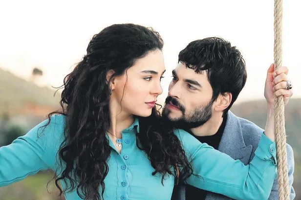 hercai-cilginligi-tum-dunyayi-etkisi-altina-aldi-reyyanin-mavi-suryani-kolyesi-yok-satiyor-1573687723029.jpeg