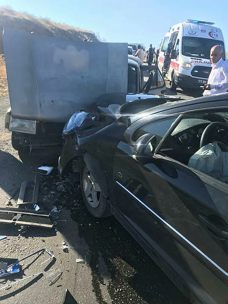 elazigda-iki-otomobil-kafa-kafaya-girdiler-8-yarali-1658422439691.jpg Elazığ'da iki otomobil kafa kafaya girdiler: 8 yaralı-2