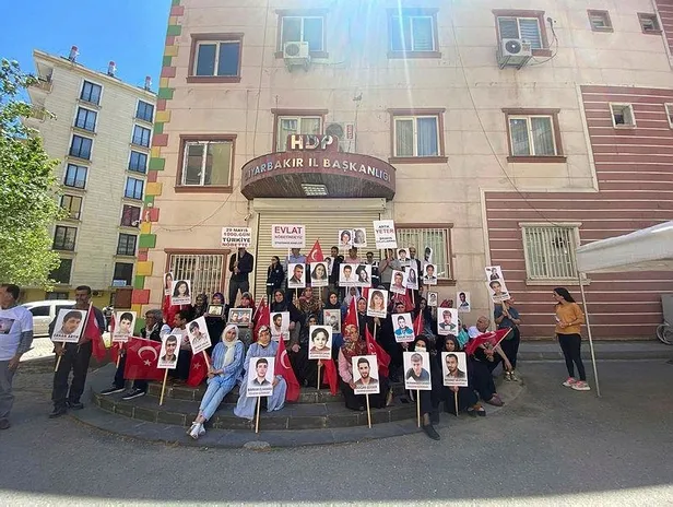 icisleri-bakanligindan-diyarbakir-annelerinin-hdp-diyarbakir-il-baskanligi-onundeki-evlat-nobetinin-1000inci-g-1653314567601.jpeg İçişleri Bakanlığı'ndan 'Diyarbakır Anneleri'nin HDP Diyarbakır İl Başkanlığı önündeki 'Evlat Nöbeti'nin 1000'inci gününe ilişkin video!-2