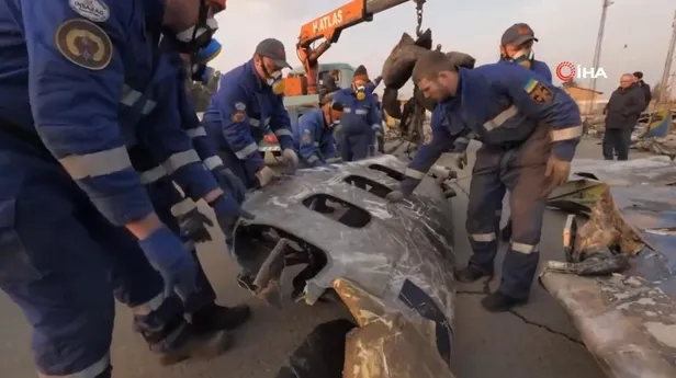 Ukrayna düşürülen uçağın enkazını inceleyen ekiplerin görüntüsünü yayınladı-1